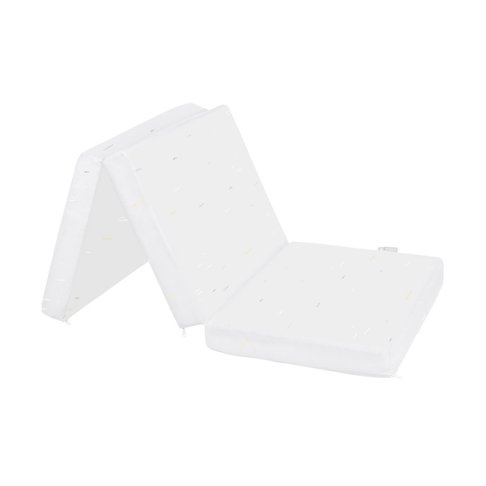 Η φωτογραφία δείχνει Εξασφαλίστε άνεση και ευκολία για το μωρό σας όπου κι αν πάτε με το πτυσσόμενο στρώμα SLEEPY SHEEP.