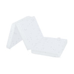 Η φωτογραφία δείχνει Εξασφαλίστε άνεση και ευκολία για το μωρό σας όπου κι αν πάτε με το πτυσσόμενο στρώμα STRIPY FRIENDS.