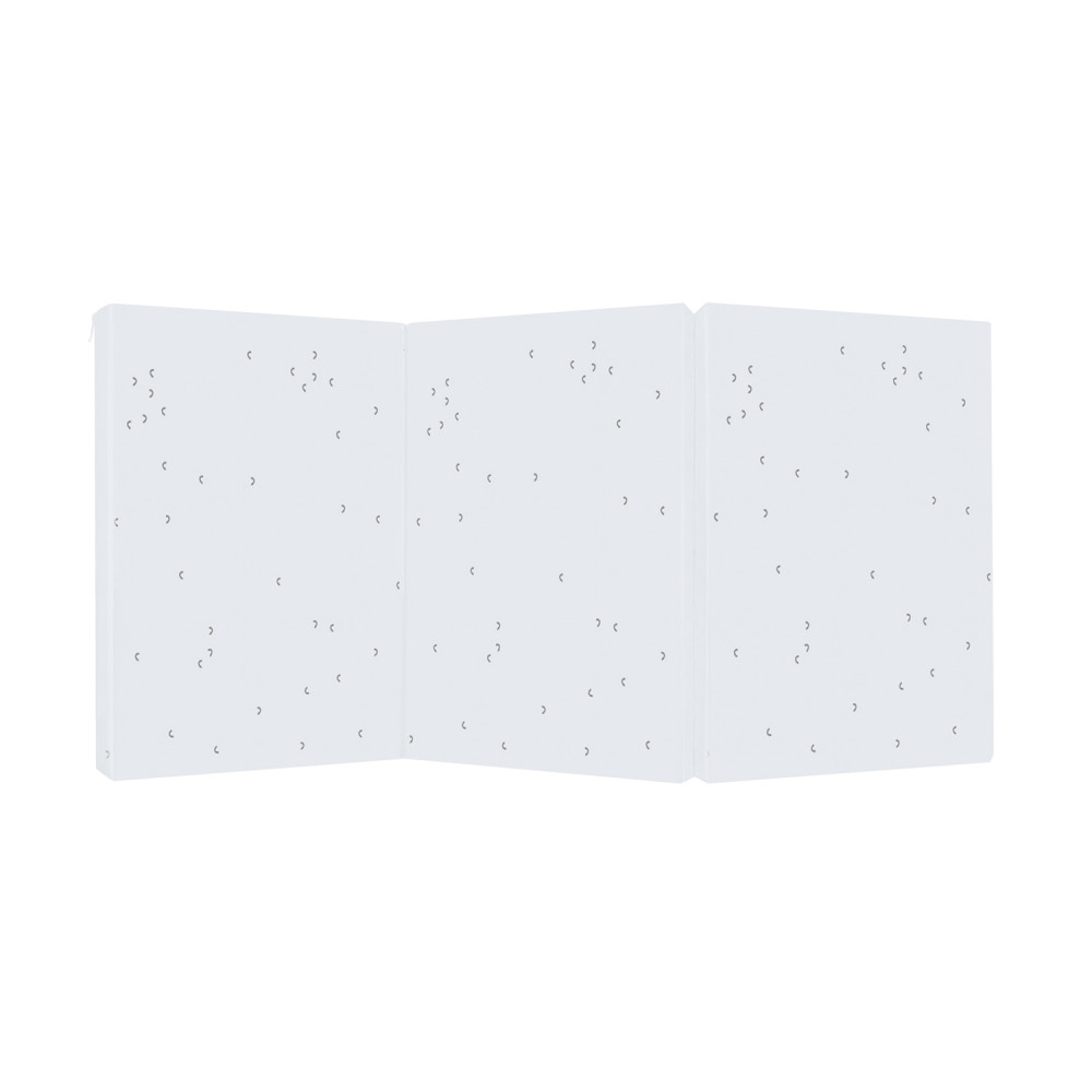 Η φωτογραφία δείχνει Εξασφαλίστε άνεση και ευκολία για το μωρό σας όπου κι αν πάτε με το πτυσσόμενο στρώμα STRIPY FRIENDS.