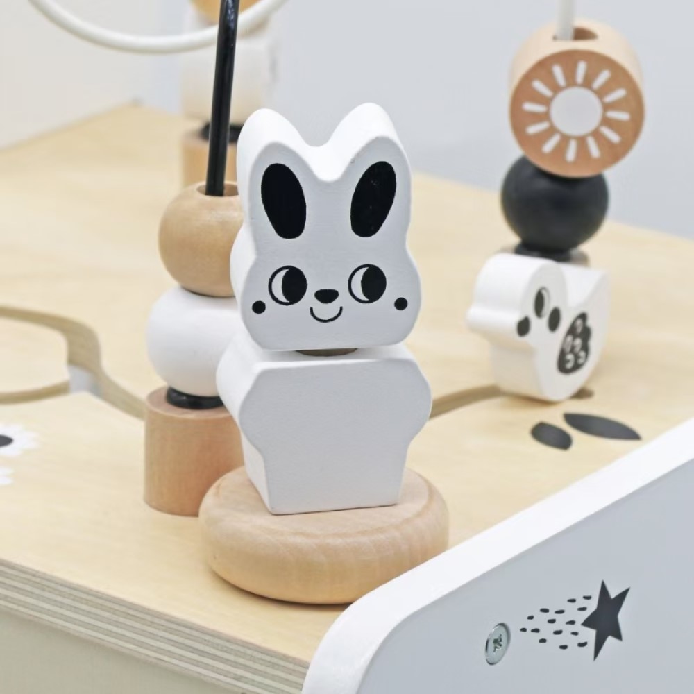 Η φωτογραφία δείχνει Υποστηρίξτε τα πρώτα βήματα του παιδιού σας με αυτό το ξύλινο παιχνίδι στράτας μωρού από την Moni Toys, κατασκευασμένο από υλικά υψηλής ποιότητας.