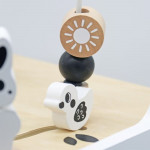 Η φωτογραφία δείχνει Υποστηρίξτε τα πρώτα βήματα του παιδιού σας με αυτό το ξύλινο παιχνίδι στράτας μωρού από την Moni Toys, κατασκευασμένο από υλικά υψηλής ποιότητας.