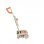 Εμπνεύστε τους μικρούς βοηθούς στο σπίτι με αυτή την ρεαλιστική ξύλινη ηλεκτρική σκούπα-παιχνίδι από την Moni Toys! Αυτό το συναρπαστικό παιχνίδι μετατρέπει το καθάρισμα σε μια διασκεδαστική και εκπαιδευτική δραστηριότητα, βοηθώντας τα παιδιά να αναπτύξουν κινητικές δεξιότητες, φαντασία και αίσθημα 