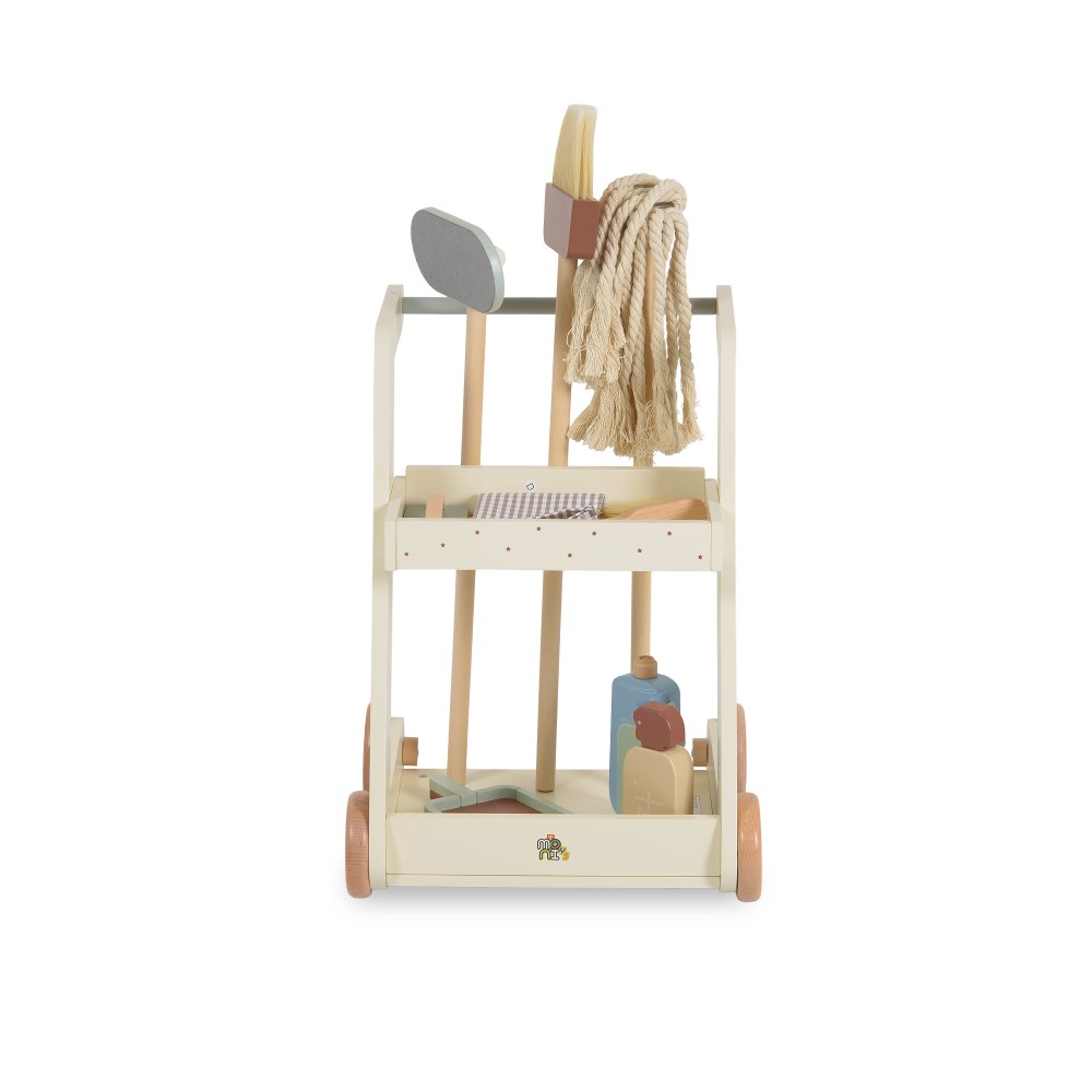 Η φωτογραφία δείχνει Εμπνεύστε τους μικρούς βοηθούς στο σπίτι με αυτό το ξύλινο καρότσι καθαρισμού Moni Toys με ρεαλιστικό σχεδιασμό από την Moni Toys! Αυτό το παιχνίδι μετατρέπει το καθάρισμα σε ένα διασκεδαστικό και εκπαιδευτικό παιχνίδι, βοηθώντας στην ανάπτυξη της φαντασίας, των κινητικών δεξιοτ