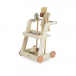 Η φωτογραφία δείχνει Εμπνεύστε τους μικρούς βοηθούς στο σπίτι με αυτό το ξύλινο καρότσι καθαρισμού Moni Toys με ρεαλιστικό σχεδιασμό από την Moni Toys! Αυτό το παιχνίδι μετατρέπει το καθάρισμα σε ένα διασκεδαστικό και εκπαιδευτικό παιχνίδι, βοηθώντας στην ανάπτυξη της φαντασίας, των κινητικών δεξιοτ