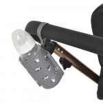 Η φωτογραφία δείχνει Ο φορητός θερμαντήρας μπιμπερό Caliente, Cangaroo, είναι ιδανικός για βόλτες, ταξίδια ή νυχτερινά τάισμα – χάρη στην ενσωματωμένη μπαταρία του, μπορείτε να ζεστάνετε τα μπιμπερό του μωρού σας οπουδήποτε χωρίς να χρειάζεστε πρίζα.