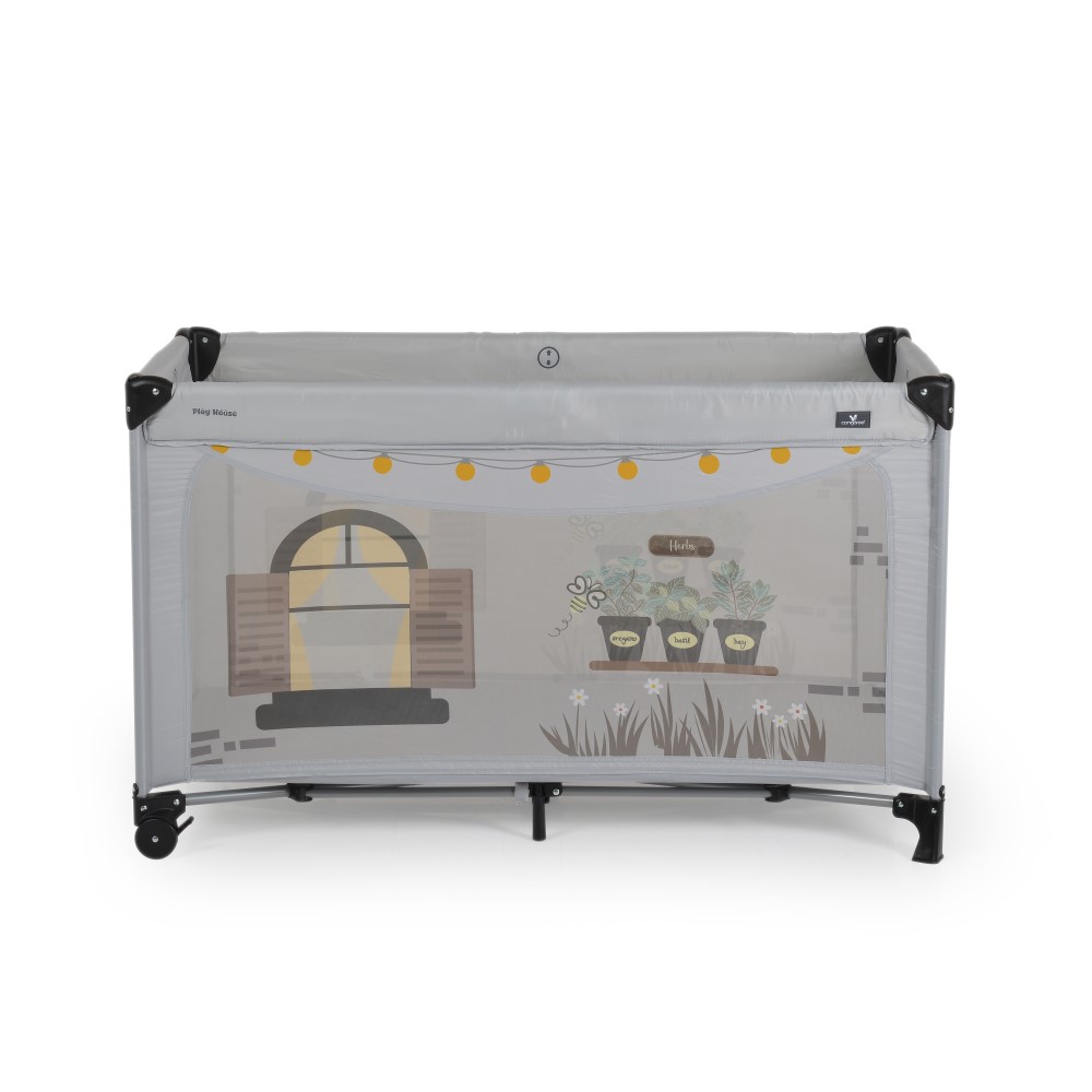 Η φωτογραφία δείχνει Με το γοητευτικό σχέδιο σπιτιού και τα απαλά χρώματα, το πτυσσόμενο παρκκρέβατο PlayHouse της Cangaroo φέρνει θαλπωρή και χαρά σε κάθε παιδί.