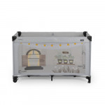 Η φωτογραφία δείχνει Με το γοητευτικό σχέδιο σπιτιού και τα απαλά χρώματα, το πτυσσόμενο παρκκρέβατο PlayHouse της Cangaroo φέρνει θαλπωρή και χαρά σε κάθε παιδί.