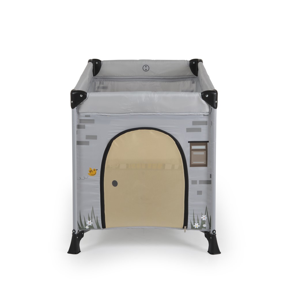 Η φωτογραφία δείχνει Με το γοητευτικό σχέδιο σπιτιού και τα απαλά χρώματα, το πτυσσόμενο παρκκρέβατο PlayHouse της Cangaroo φέρνει θαλπωρή και χαρά σε κάθε παιδί.