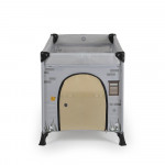 Η φωτογραφία δείχνει Με το γοητευτικό σχέδιο σπιτιού και τα απαλά χρώματα, το πτυσσόμενο παρκκρέβατο PlayHouse της Cangaroo φέρνει θαλπωρή και χαρά σε κάθε παιδί.