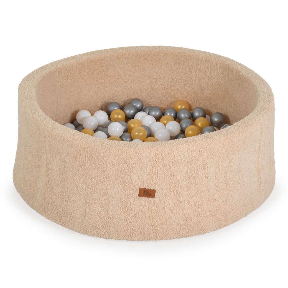 Η φωτογραφία δείχνει Μετατρέψτε το παιχνίδι στο σπίτι σε μια πραγματική περιπέτεια με το Boucle Soft Ball Pit από την Moni Toys! Κατασκευασμένο από ύφασμα boucle υψηλής ποιότητας και γεμάτο με 200 φωτεινές πολύχρωμες μπάλες (διαμέτρου 5,5 cm), αυτό το ball pit εγγυάται ατελείωτες ώρες διασκέδασης κα