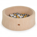 Η φωτογραφία δείχνει Μετατρέψτε το παιχνίδι στο σπίτι σε μια πραγματική περιπέτεια με το Boucle Soft Ball Pit από την Moni Toys! Κατασκευασμένο από ύφασμα boucle υψηλής ποιότητας και γεμάτο με 200 φωτεινές πολύχρωμες μπάλες (διαμέτρου 5,5 cm), αυτό το ball pit εγγυάται ατελείωτες ώρες διασκέδασης κα