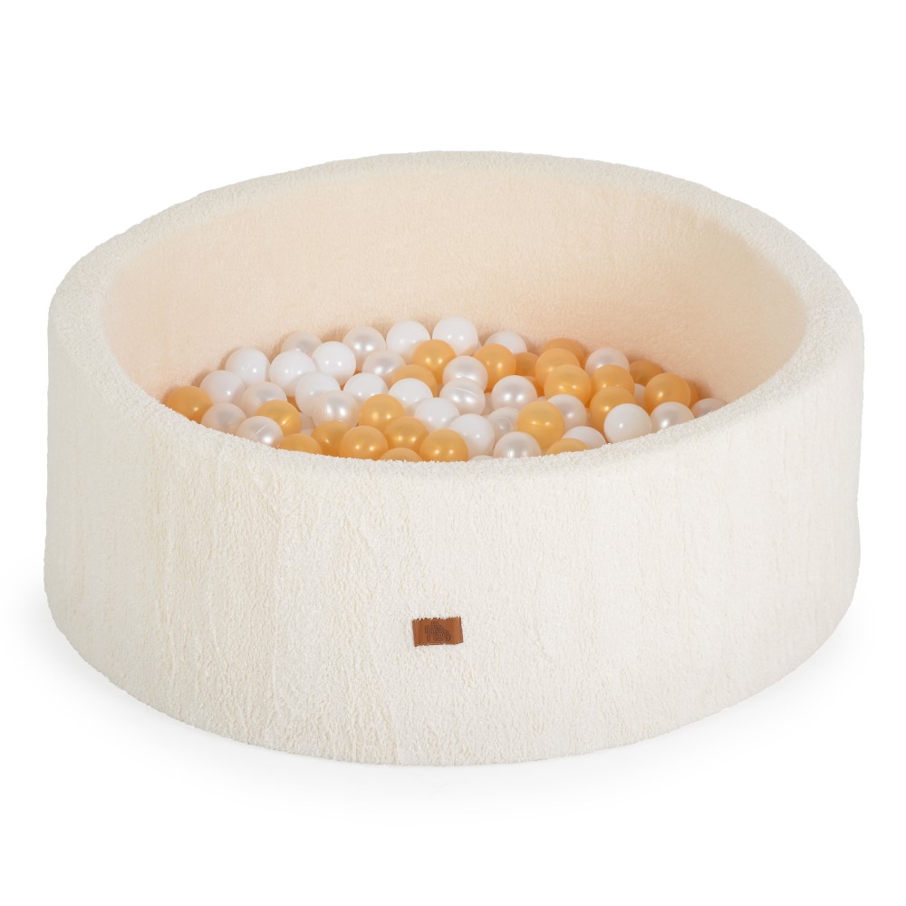 Η φωτογραφία δείχνει Μετατρέψτε το παιχνίδι στο σπίτι σε μια πραγματική περιπέτεια με το Boucle Soft Ball Pit από την Moni Toys! Κατασκευασμένο από ύφασμα boucle υψηλής ποιότητας και γεμάτο με 200 φωτεινές πολύχρωμες μπάλες (διαμέτρου 5,5 cm), αυτό το ball pit εγγυάται ατελείωτες ώρες διασκέδασης κα