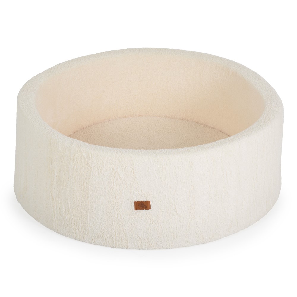 Η φωτογραφία δείχνει Μετατρέψτε το παιχνίδι στο σπίτι σε μια πραγματική περιπέτεια με το Boucle Soft Ball Pit από την Moni Toys! Κατασκευασμένο από ύφασμα boucle υψηλής ποιότητας και γεμάτο με 200 φωτεινές πολύχρωμες μπάλες (διαμέτρου 5,5 cm), αυτό το ball pit εγγυάται ατελείωτες ώρες διασκέδασης κα