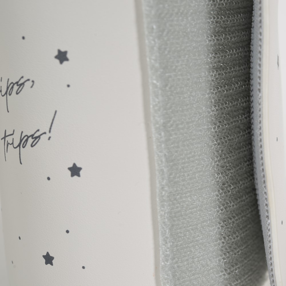 Η φωτογραφία δείχνει Ο φορητός θερμαντήρας μπιμπερό Thermo, Cangaroo λειτουργεί μέσω καλωδίου USB-C (Τύπου-C) και μπορεί να συνδεθεί σε αυτοκίνητο, power bank ή φορητό υπολογιστή.