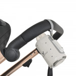 Η φωτογραφία δείχνει Ο φορητός θερμαντήρας μπιμπερό Thermo, Cangaroo λειτουργεί μέσω καλωδίου USB-C (Τύπου-C) και μπορεί να συνδεθεί σε αυτοκίνητο, power bank ή φορητό υπολογιστή.