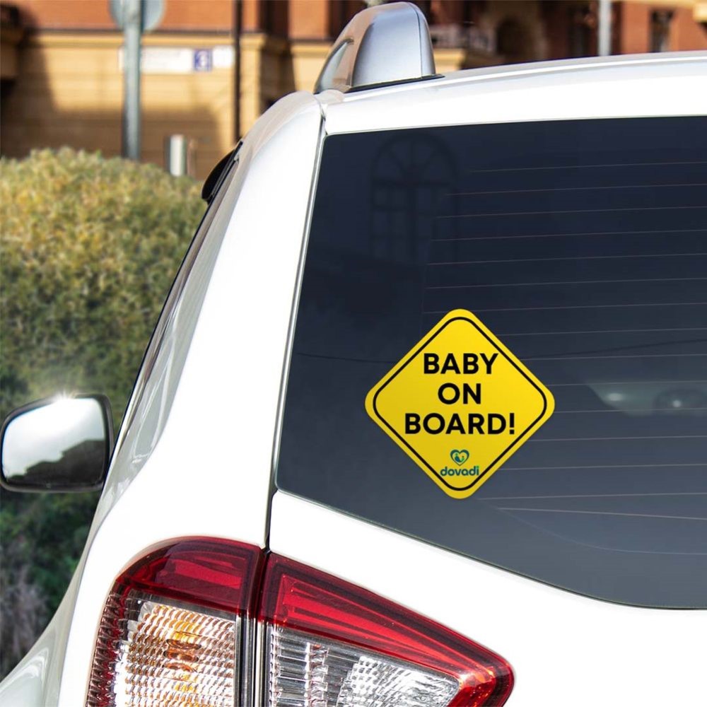 Η φωτογραφία δείχνει Προστατέψτε το πιο πολύτιμο φορτίο σας με στυλ!Το εξωτερικό αυτοκόλλητο σήμα “Baby on Board!” της Dovadi είναι ο πιο γλυκός και διασκεδαστικός τρόπος για να ενημερώσετε τους άλλους οδηγούς ότι έχετε ένα μικρό επιβάτη στο αυτοκίνητο.