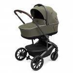 Η φωτογραφία δείχνει Dovadi Fly 3 σε 1 Forest Green – Στυλ, άνεση & πρακτικότητα σε κάθε βόλταΓιατί να το επιλέξετεΤο πολυκαρότσι Dovadi Fly 2 σε 1 σε κομψό χρώμα Forest Green είναι η ιδανική επιλογή για γονείς που αναζητούν μοντέρνο design, πρακτικές λύσεις και απόλυτη ασφάλεια.