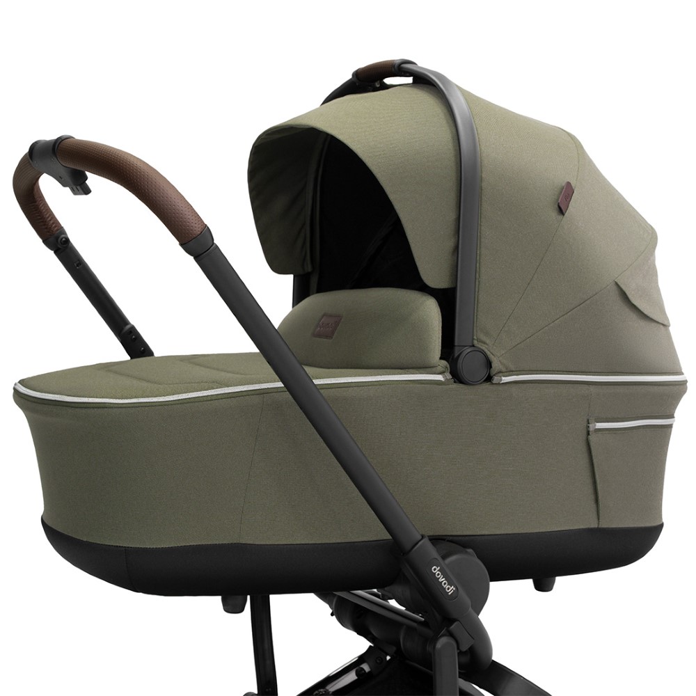 Η φωτογραφία δείχνει Dovadi Fly 3 σε 1 Forest Green – Στυλ, άνεση & πρακτικότητα σε κάθε βόλταΓιατί να το επιλέξετεΤο πολυκαρότσι Dovadi Fly 2 σε 1 σε κομψό χρώμα Forest Green είναι η ιδανική επιλογή για γονείς που αναζητούν μοντέρνο design, πρακτικές λύσεις και απόλυτη ασφάλεια.