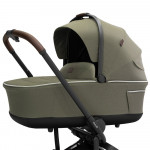 Η φωτογραφία δείχνει Dovadi Fly 3 σε 1 Forest Green – Στυλ, άνεση & πρακτικότητα σε κάθε βόλταΓιατί να το επιλέξετεΤο πολυκαρότσι Dovadi Fly 2 σε 1 σε κομψό χρώμα Forest Green είναι η ιδανική επιλογή για γονείς που αναζητούν μοντέρνο design, πρακτικές λύσεις και απόλυτη ασφάλεια.