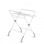 Η φωτογραφία δείχνει Η πολυλειτουργική αλλαξιέρα Kaskada της Moni συνδυάζει λειτουργικότητα, άνεση και στυλ.