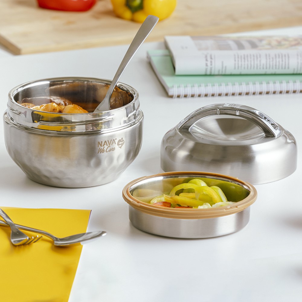 Η φωτογραφία δείχνει Με το ανοξείδωτο στρογγυλό δοχείο φαγητού ‘’We Care’’ της Nava μπορείτε να απολαμβάνετε το φαγητό ή το σνακ σας, όπου κι αν βρίσκεστε.