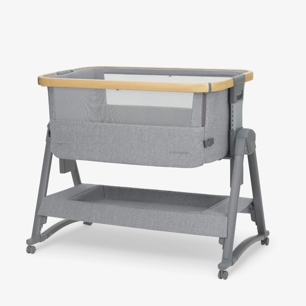 Η φωτογραφία δείχνει KIKKA BOO NANNA 2 ένα πρακτικό και κομψό λίκνο σχεδιασμένο να παρέχει ασφάλεια και άνεση στα νεογέννητα, προσφέροντας παράλληλα ευκολία στους γονείς.