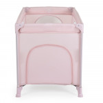 Η φωτογραφία δείχνει Η πτυσσόμενη κούνια Uno της Moni συνδυάζει κομψό σχεδιασμό και λειτουργικότητα για να παρέχει ένα ασφαλές και άνετο περιβάλλον για ύπνο και παιχνίδι – τόσο στο σπίτι όσο και κατά τη διάρκεια ταξιδιού.