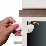 Ασφάλεια DreamBaby Μαγνητική 2 τμχ & ΚλειδίΚλειδαριά υψηλής αντοχήςΤα έπιπλα παραμένουν άθικτα από την επαφή με την ασφάλειαΙδανικό για ντουλάπια και συρτάρια Διαστάσεις συσκευασίας 20,2 * 9,8 * 0,8 cm