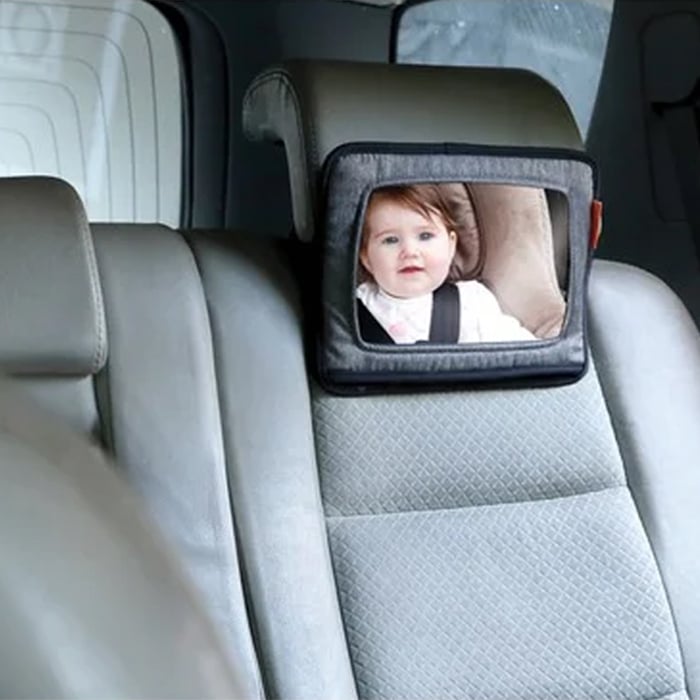 Η φωτογραφία δείχνει Στήριγμα Tablet & Καθρέφτης Αυτοκινήτου Grey DreamBabyΚαθρέφτης πίσω καθίσματος  και θήκη για iPad / TabletΤαιριάζει στα περισσότερα προσκέφαλα και ασφαλίζει με ιμάντα.