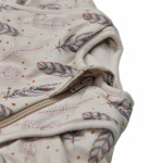 Η φωτογραφία δείχνει Σιγουρευτείτε ότι το παιδί σας παραμένει ζεστό όλη την νύχτα με τον υπνόσακο της Bebe Stars!Το 100% ελαστικό βαμβακερό αναπνεώμενο και αντιβακτιριδιακό ύφασμα δίνει  στο μωρό σας την άνεση  και την προστασία που χρειάζεται.