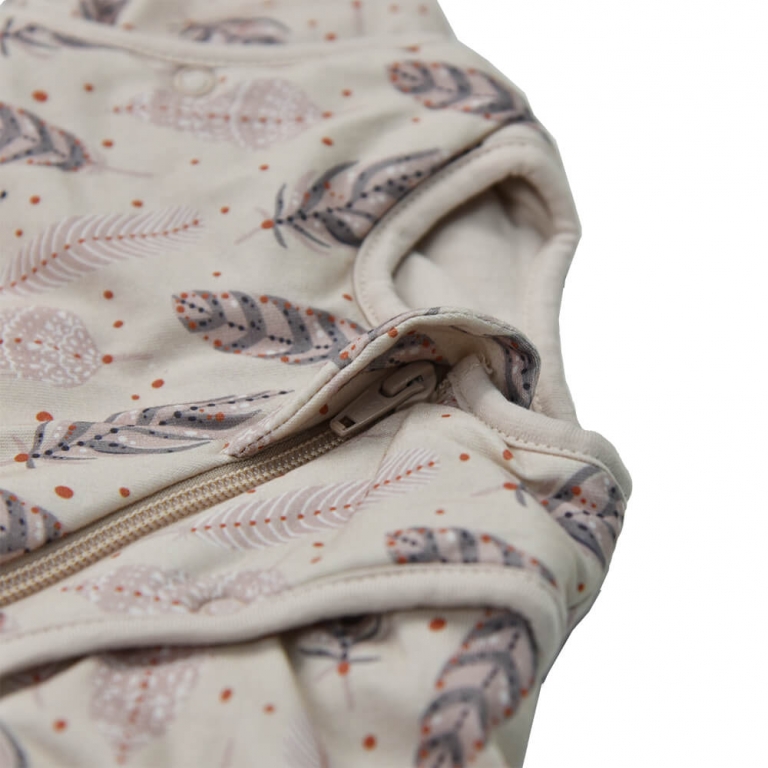 Η φωτογραφία δείχνει Σιγουρευτείτε ότι το παιδί σας παραμένει ζεστό όλη την νύχτα με τον υπνόσακο της Bebe Stars!Το 100% ελαστικό βαμβακερό αναπνεώμενο και αντιβακτιριδιακό ύφασμα δίνει  στο μωρό σας την άνεση  και την προστασία που χρειάζεται.