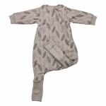 Η φωτογραφία δείχνει Σιγουρευτείτε ότι το παιδί σας παραμένει ζεστό όλη την νύχτα με τον υπνόσακο της Bebe Stars!Το 100% ελαστικό βαμβακερό αναπνεώμενο και αντιβακτιριδιακό ύφασμα δίνει  στο μωρό σας την άνεση  και την προστασία που χρειάζεται.