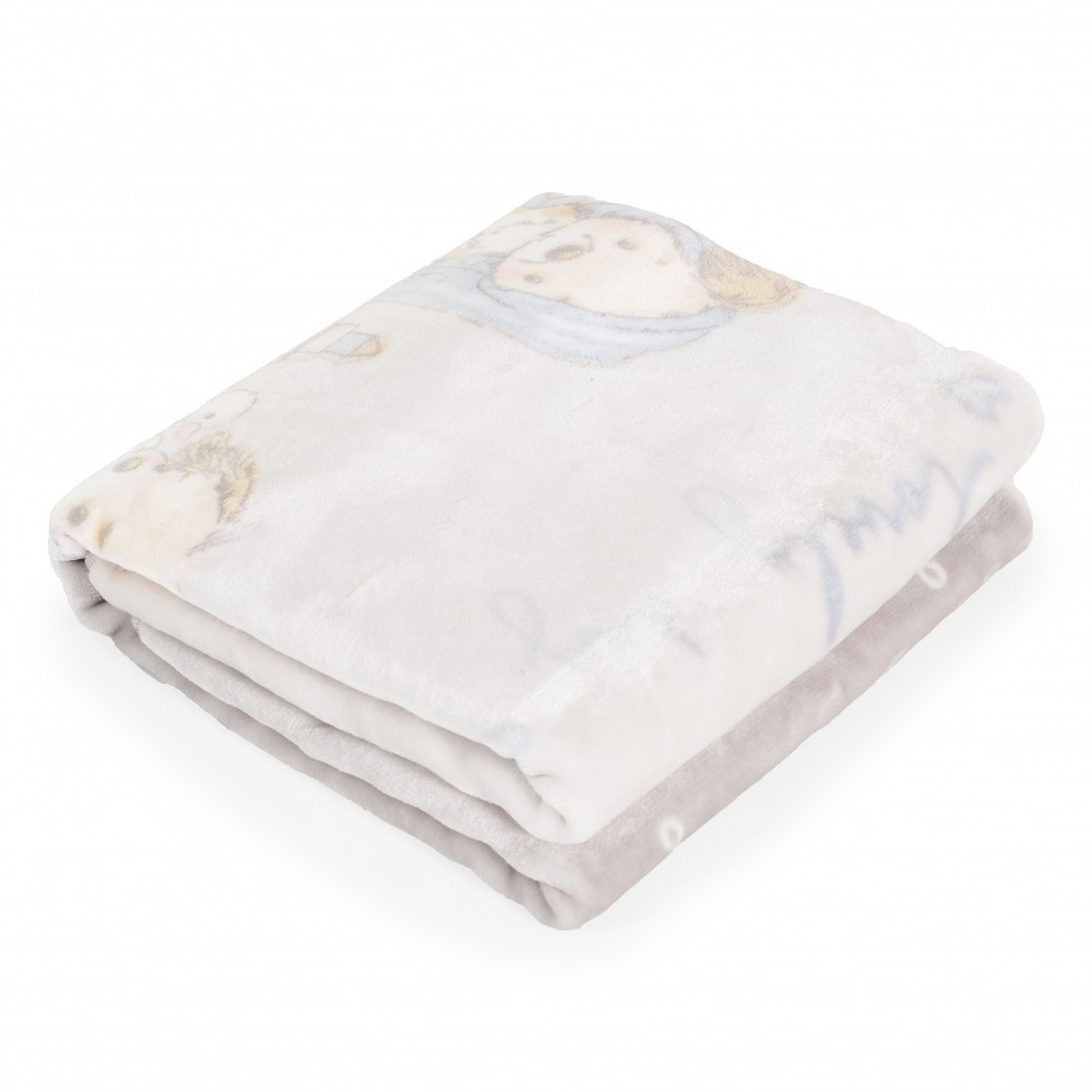 Η φωτογραφία δείχνει Αφράτη και ζεστή βρεφική κουβέρτα φλις, διαστάσεων 110 x 140 cm, κατασκευασμένη από 100% πολυεστέρα.