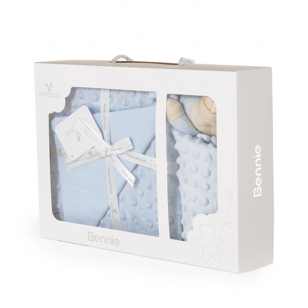 Η φωτογραφία δείχνει Βρεφική κουβέρτα αγκαλιάς με βελούδινη υφή, διαστάσεων 75x100 cm, κατασκευασμένη από 100% μαλακό πολυεστέρα, η οποία είναι ευχάριστη στην αφή και προσφέρει μια ανακουφιστική αίσθηση.