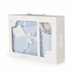 Η φωτογραφία δείχνει Βρεφική κουβέρτα αγκαλιάς με βελούδινη υφή, διαστάσεων 75x100 cm, κατασκευασμένη από 100% μαλακό πολυεστέρα, η οποία είναι ευχάριστη στην αφή και προσφέρει μια ανακουφιστική αίσθηση.