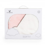 Η φωτογραφία δείχνει Αφράτη και ζεστή βρεφική κουβέρτα, διαστάσεων 80 x 110 cm, κατασκευασμένη από 100% πολυεστέρα.