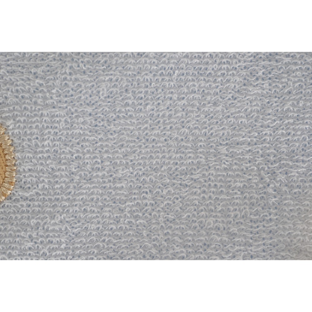 Η φωτογραφία δείχνει Η σαλιάρα με μανίκια είναι κατασκευασμένη από αδιάβροχο υλικό για μέγιστη προστασία.