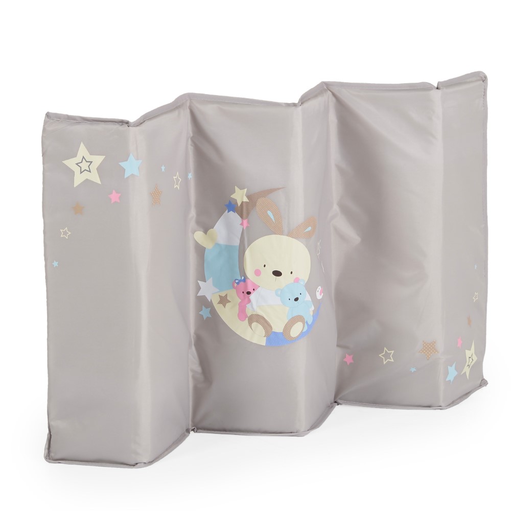 Κατάλληλο για χρήση από 0+ μηνών, έως 15kgΣταθερό παρκοκρέβατο 2 επιπέδων (το 2ο επίπεδο κατάλληλο για ηλικία από 0-6 μηνών)Το 2ο επίπεδο κουμπώνει με φερμουάρΑλλαξιέραΤέντα με 3 παιχνίδιαΠλαϊνή είσοδος με φερμουάρΤσάντα μεταφοράςΣτρώμα με πάχος 1.