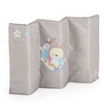 Κατάλληλο για χρήση από 0+ μηνών, έως 15kgΣταθερό παρκοκρέβατο 2 επιπέδων (το 2ο επίπεδο κατάλληλο για ηλικία από 0-6 μηνών)Το 2ο επίπεδο κουμπώνει με φερμουάρΑλλαξιέραΤέντα με 3 παιχνίδιαΠλαϊνή είσοδος με φερμουάρΤσάντα μεταφοράςΣτρώμα με πάχος 1.