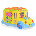 Η φωτογραφία δείχνει Η ωραία κατασκευή και τα πλούσια χρώματα του λεωφορείου τραβούν την προσοχή των παιδιών.