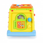 Η φωτογραφία δείχνει Η ωραία κατασκευή και τα πλούσια χρώματα του λεωφορείου τραβούν την προσοχή των παιδιών.