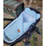 Η φωτογραφία δείχνει Κουβέρτα για Κάθισμα Αυτοκινήτου & Port Bebe Tesoro CosmicΧαρακτηριστικά:Κουβέρτα ΑγκαλιάςΔιπλής Όψης: 1η 100% Βαμβάκι, 2η 100% fleeceΕσωτερική επένδυση 100% πολυεστέραςΜε κατάλληλες εγκοπές για να προσαρμόζονται οι ζώνες 3 σημείων.