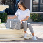 Η φωτογραφία δείχνει ΤΣΑΝΤΑ ΜΑΜΑΣ ΤΗΣ ΕΤΑΙΡΕΙΑΣ KIKKA BOO.