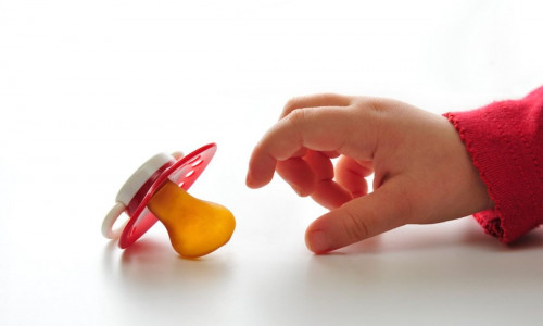 Πώς να κόψω την πιπίλα στο μωρό - 3 απλοί τρόποι.