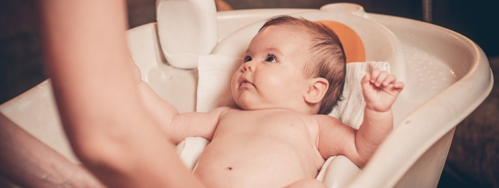 Το πρώτο μπάνιο στο σπίτι: Πώς να προσέξετε ιδιαίτερα το μωράκι σας