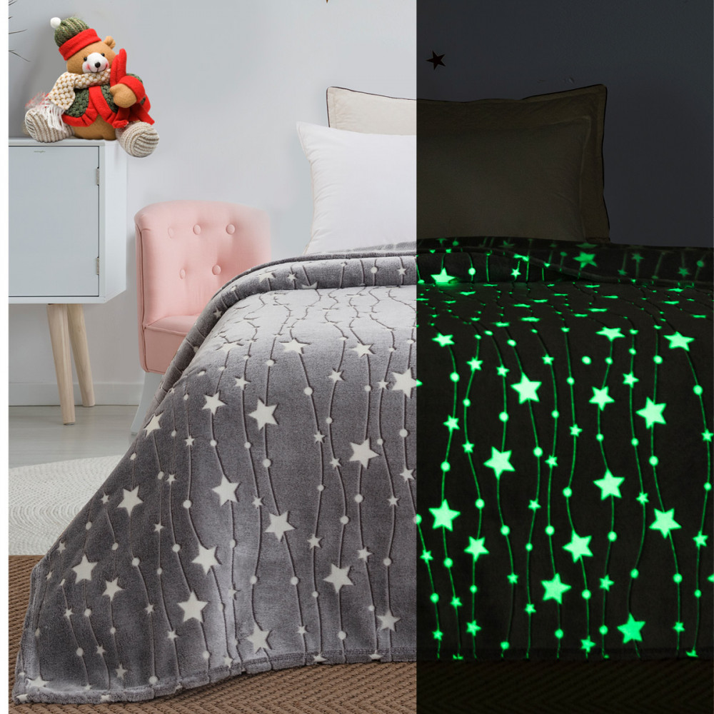 Η νέα μας κουβέρτα Flash-Fleece κατασκευάζεται από μαλακό φλις και φωσφορίζει στο σκοτάδι για να σας παρέχει ζεστασιά και ρομαντική ατμόσφαιρα κάθε βράδυ! Οδηγίες συμπεριφοράς / Τρόπος χρήσης Προτείνεται η έκθεση σε φυσικό φως Η ιδιαιτερότητα της φωσφόρισης αποκαλύπτεται σε απόλυτο σκοτάδι Όσο πιο π