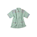 Η φωτογραφία δείχνει Μπουρνούζι με γιακά και λεπτομέρειες με όμορφες μαργαρίτες, με σχεδιασμένο μάκρος ως το γόνατο.