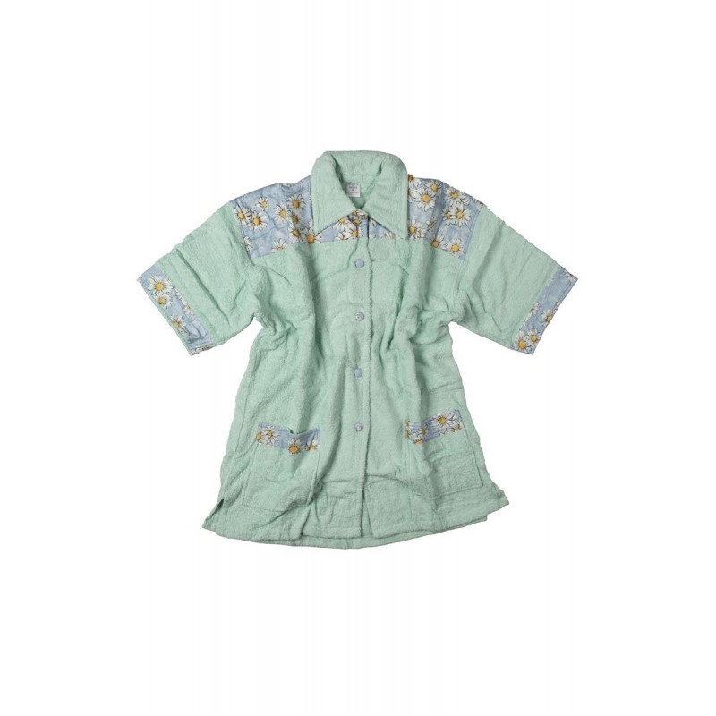 Η φωτογραφία δείχνει Μπουρνούζι με γιακά και λεπτομέρειες με όμορφες μαργαρίτες, με σχεδιασμένο μάκρος ως το γόνατο.