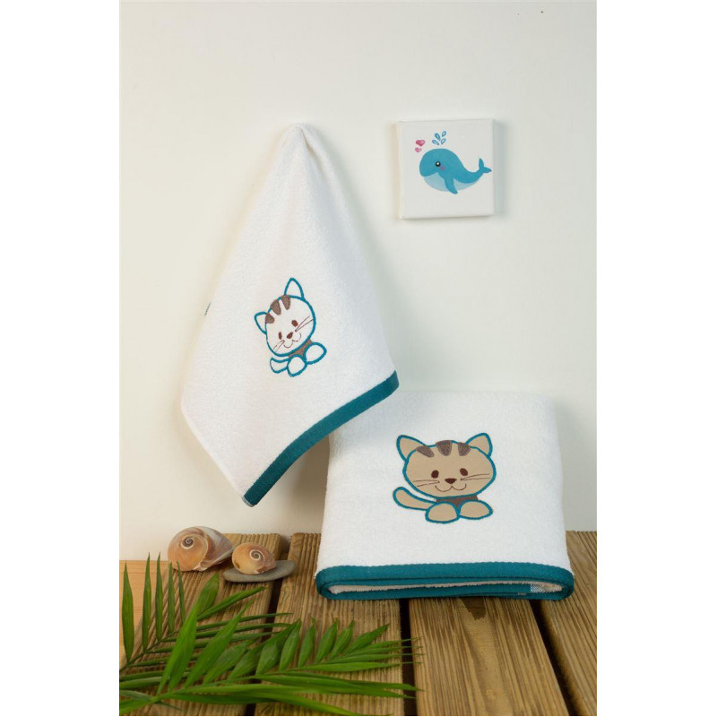 Η φωτογραφία δείχνει Σετ βρεφικές πετσέτες μπάνιου που περιέχει : 1 τεμάχιο πετσέτα χειρός διαστάσεων 30X50 cm και 1 τεμάχιο πετσέτα μπάνιου διαστάσεων 70X140 cm.