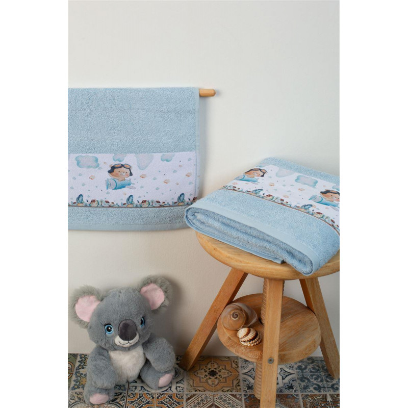 Η φωτογραφία δείχνει Σετ βρεφικές πετσέτες μπάνιου που περιέχει : 1 τεμάχιο πετσέτα χειρός διαστάσεων 30X50 cm και 1 τεμάχιο πετσέτα μπάνιου διαστάσεων 70X140 cm.